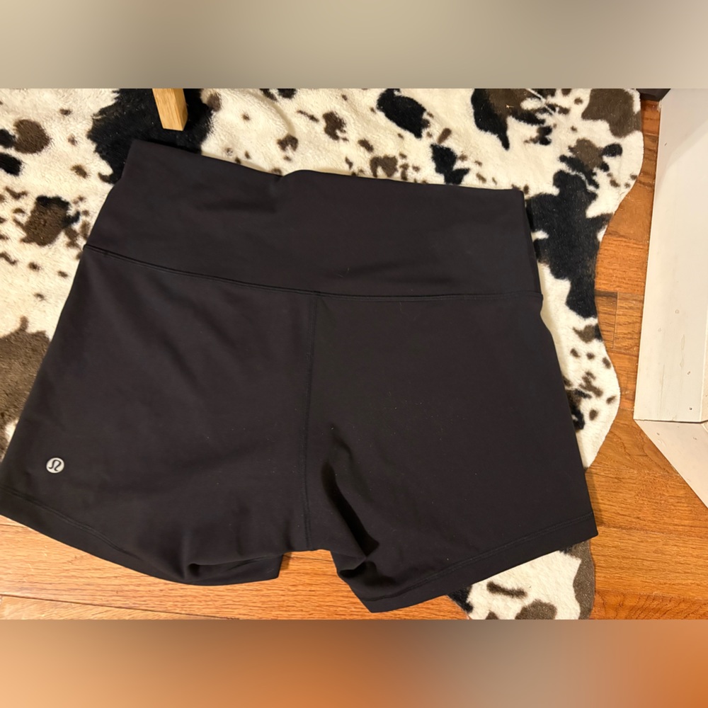 LULULEMON LIKE NEW BIKER SHORTS